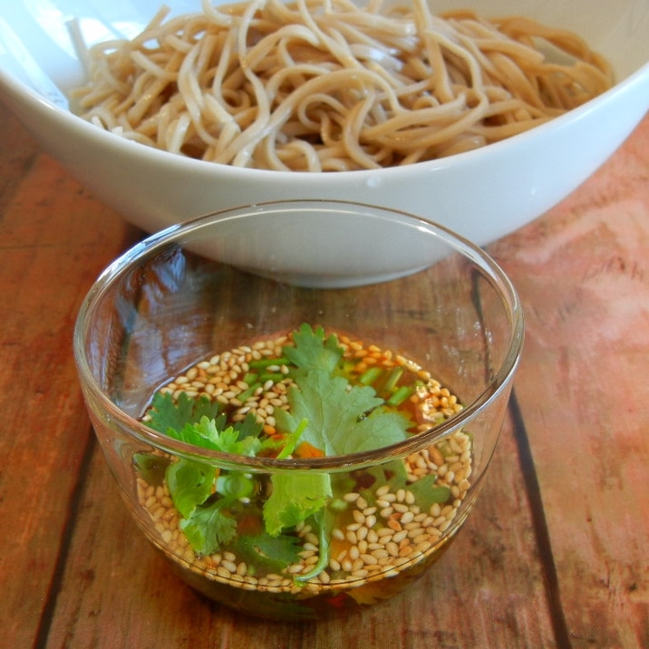 ラー油でピリ辛パクチーつけ蕎麦